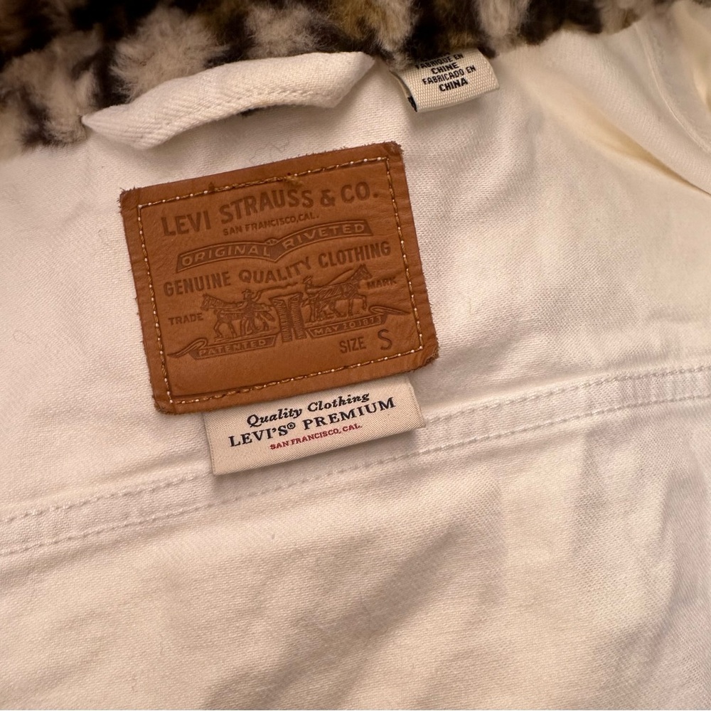 Small cropped white Levi’s jacket - Picture 3 of 3